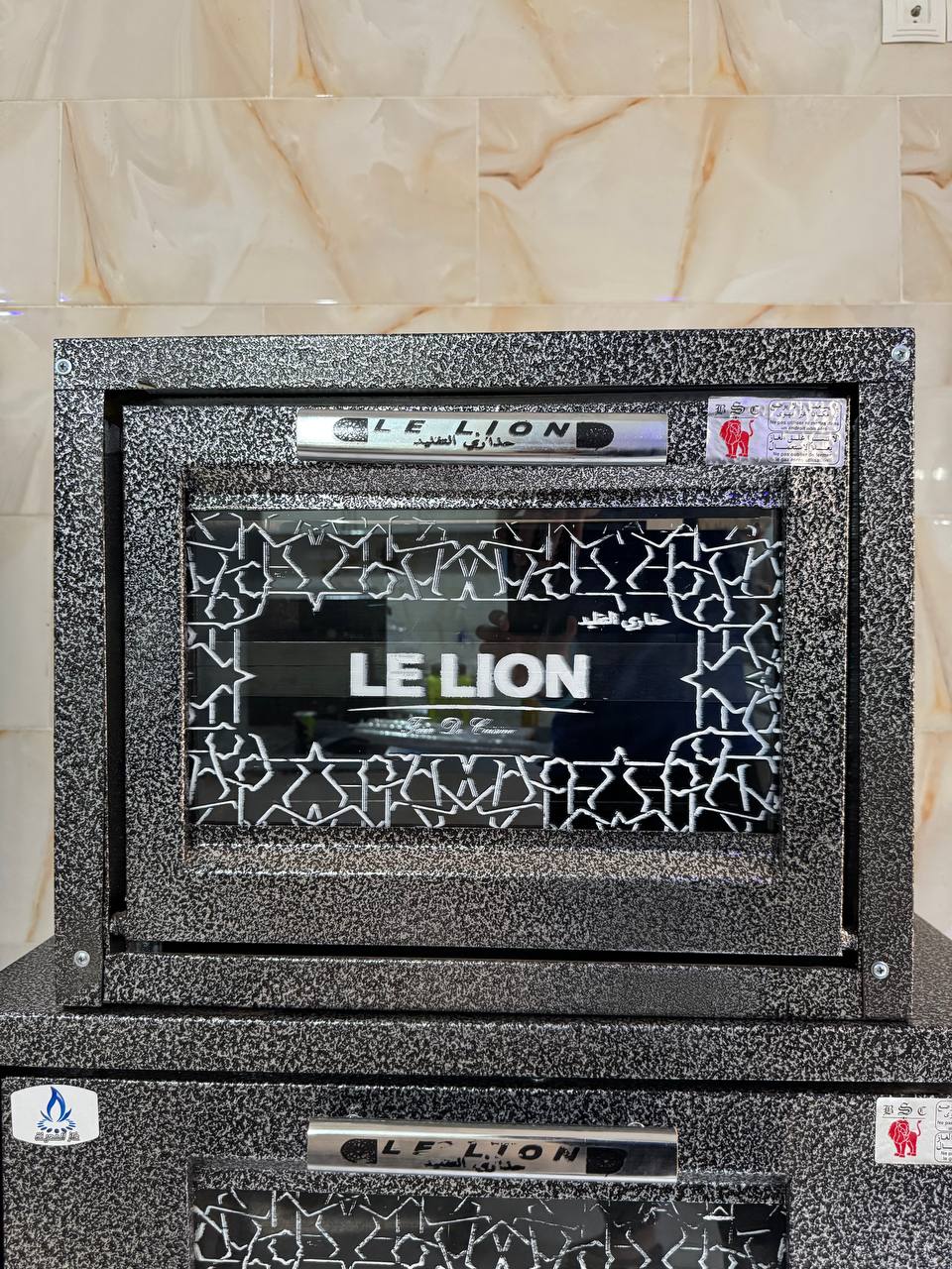 Four Le Lion + هدايا مجانية (باك توابل فاخر + 2 أطباق)